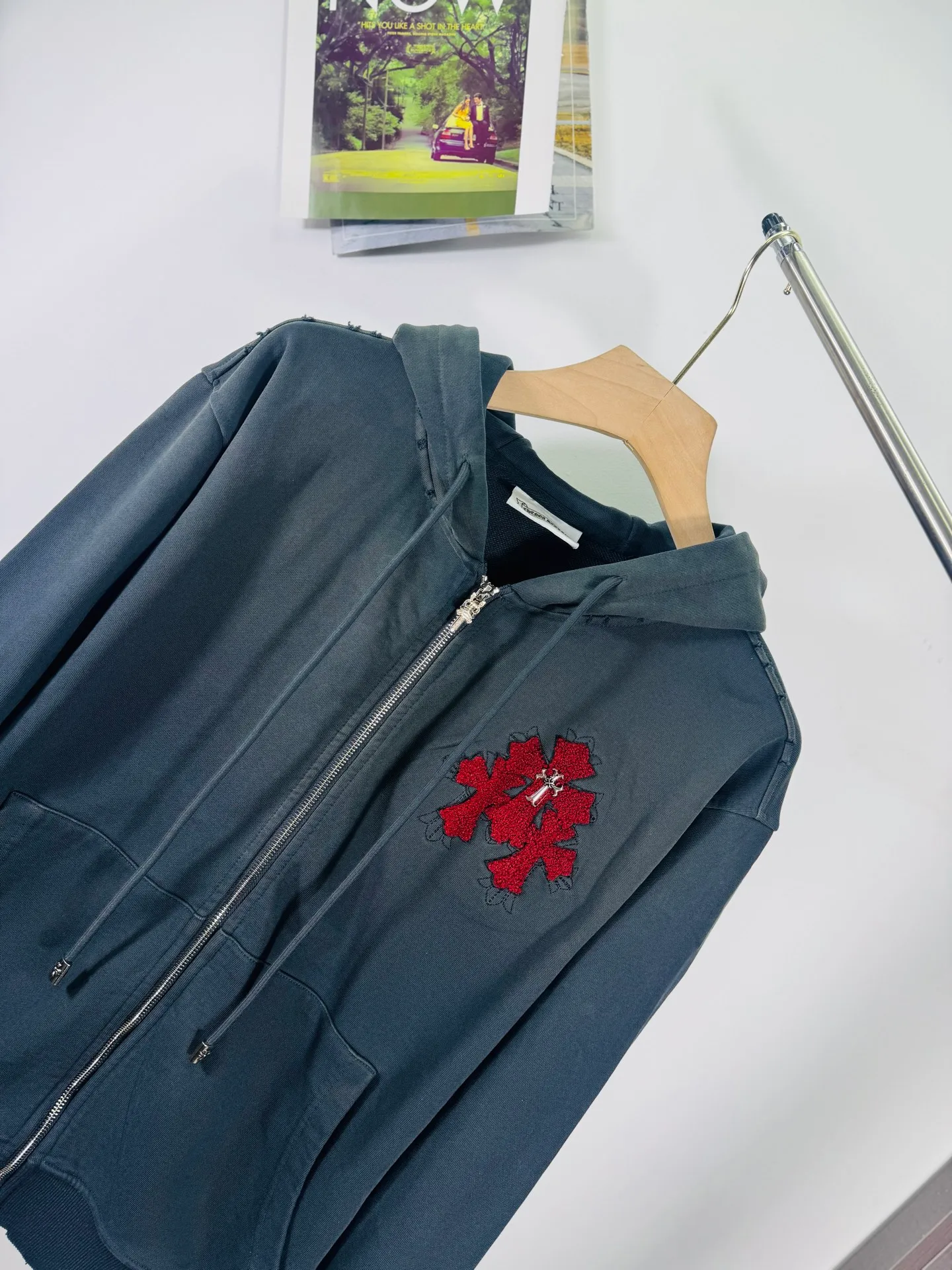 P380 top version, real shot without P, ​​different from market currency) 𝗖𝗵𝗿𝗼𝗺𝗲 𝗛𝗲𝗮𝗿𝘁𝘀/Cro Heart 2025 washed and burned flower patch embroidered autumn and winter new original single counter American patchwork 3D three-dimensional couple casual hooded cardigan sweatshirt 👑The highest version! Customized fabric 550g tripe terry fabric! American acid-washed and distressed original fabric, laser burning + leather embroidery, exquisite embroidery of letters! The best-selling model in the counter, very comfortable to wear. Accessories: original molded and authenticated collar label➕100% silk wash label. Genuine purchase-grade original hangtag➕matching hanging rope➕3D hanging beads➕original packaging bag. Craftsmanship: The original version has consistent wiring! The highest version of the armhole matching technique! Color: Gray Size: S M L XL Style No.: 6107